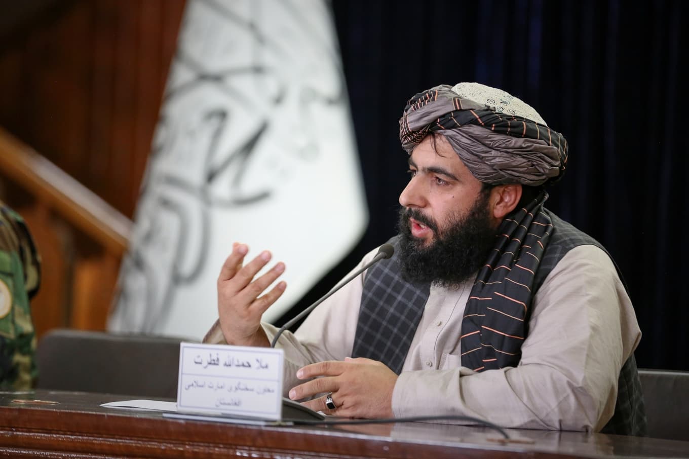 Hamdullah Fitrat, biträdande talesman för talibanregimen i Afghanistan, under en presskonferens i Kabul i mars. Arkivbild. Foto: Siddiqullah Alizai/AP/TT