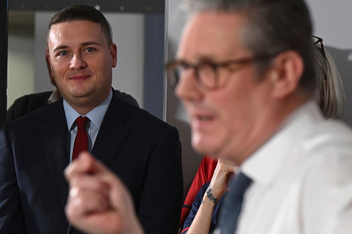 Hälsominister Wes Streeting tittar på premiärminister Keir Starmer. Arkivbild. Foto: Leon Neal/AP/TT