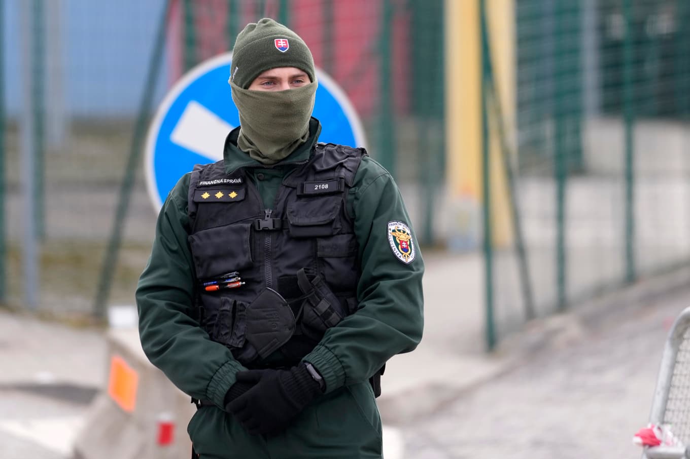 En slovakisk gränspolis vid gränsen till Ukraina. Arkivbild. Foto: Darko Vojinovic/AP/TT