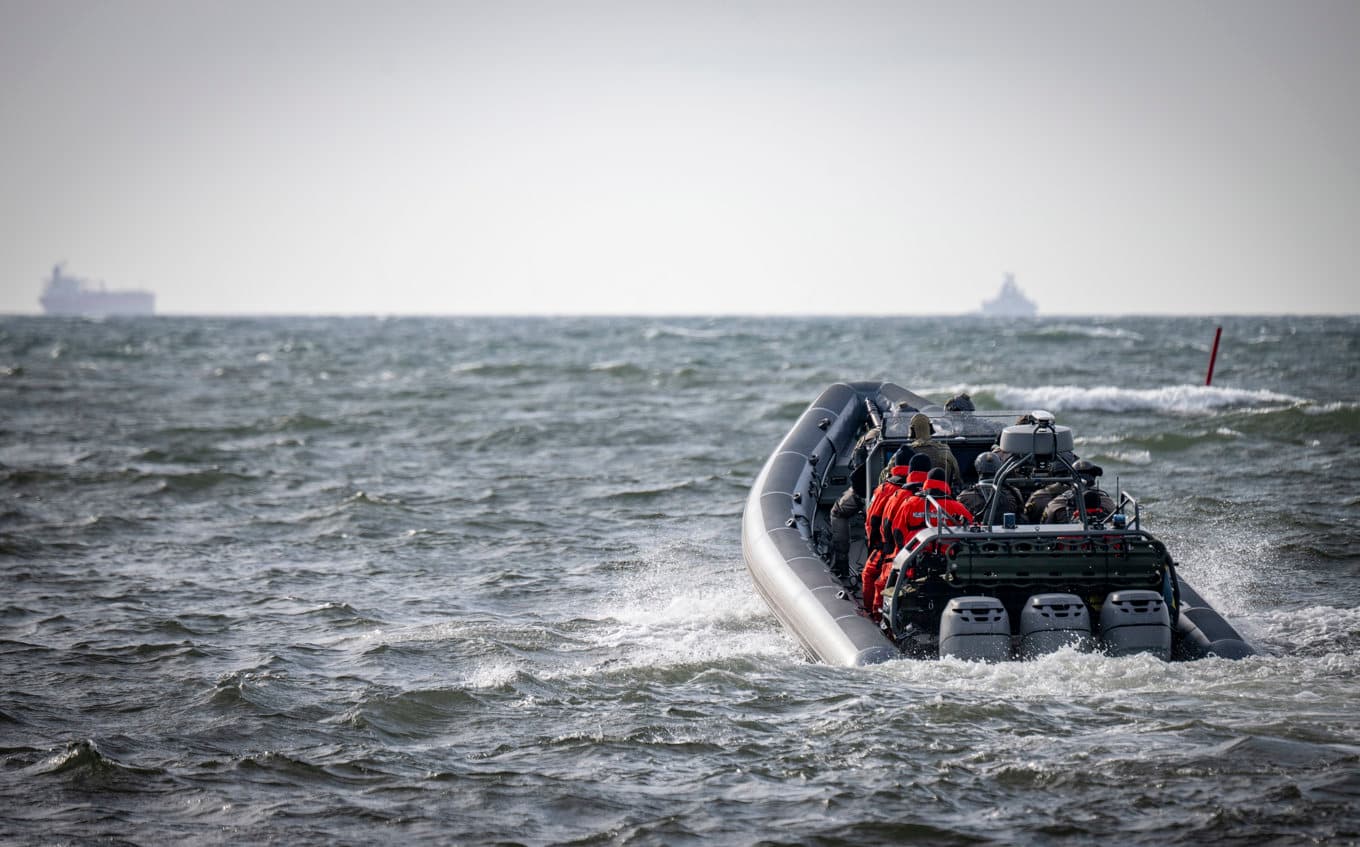 Insatsstyrkan och Kustbevakningen på väg ut till det bordade fartyget Sea Owl I, som misstänks höra till den ryska skuggflottan, utanför Trelleborg i mitten av mars. Foto: Johan Nilsson/TT