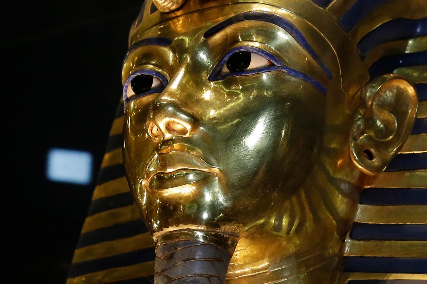 Arkeologer vid en gravplats i Egypten gjorde ett oväntat fynd. De hittade papyrusfragmet med delar av eposet Iliaden vid en mumie. Arkivbild. Foto: Hassan Ammar/AP/TT