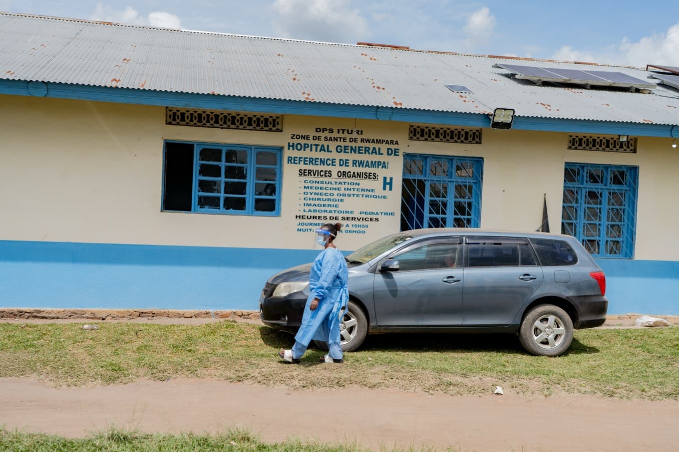 En sjukvårdare i skyddskläder i Kongo-Kinshasa. Foto: Jorkim Jotham Pituwa/AP/TT