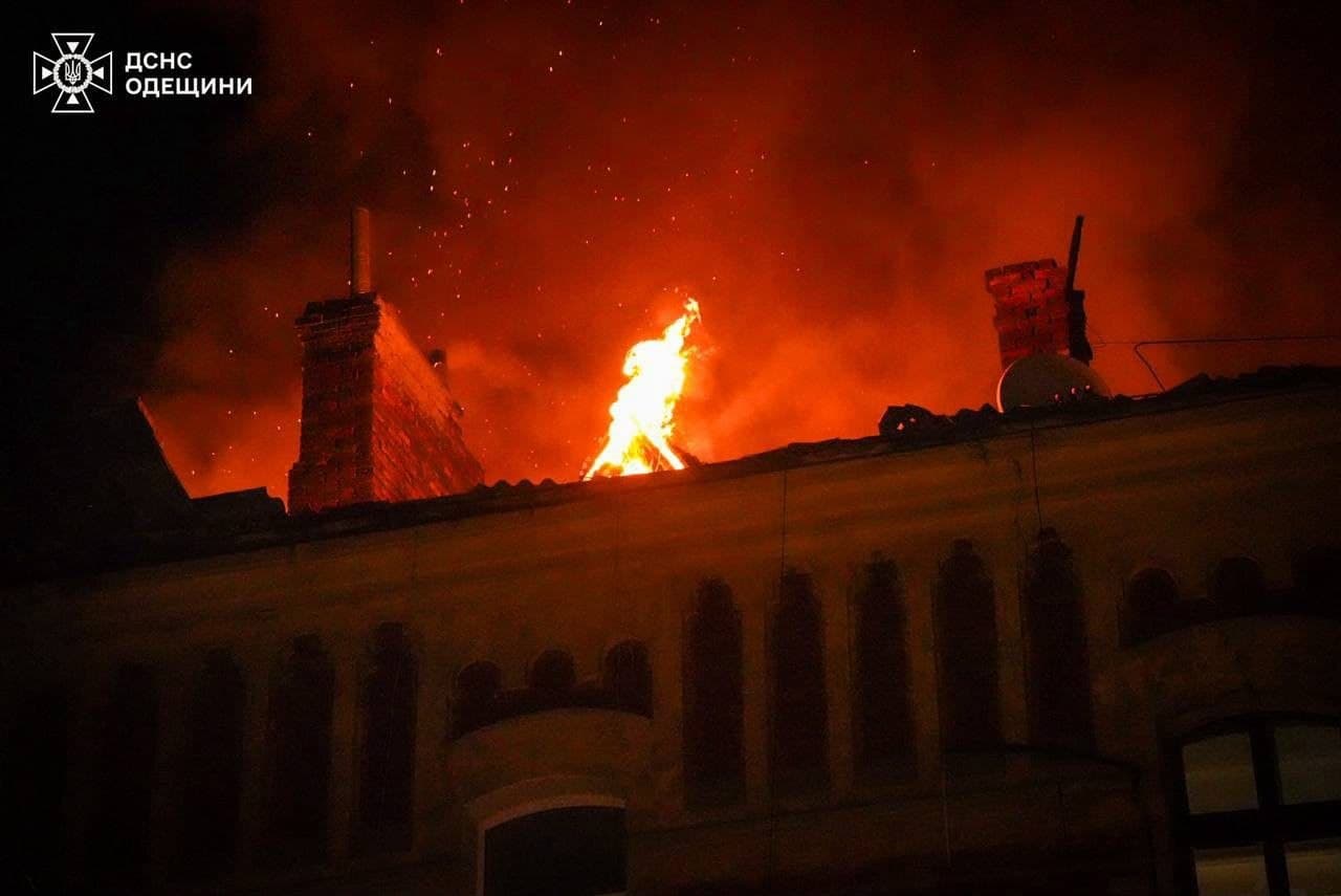 En byggnad i Odessa står i brand efter den ryska attacken mot staden natten till måndag. Foto: Ukrainas räddningstjänst/AP/TT