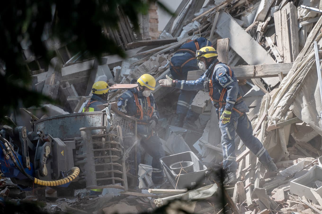 Räddningsarbetet pågick på tisdagen i det raserade bostadshuset i Görlitz, som ligger i östra Tyskland vid gränsen till Polen. Foto: Paul Glaser /AP/TT