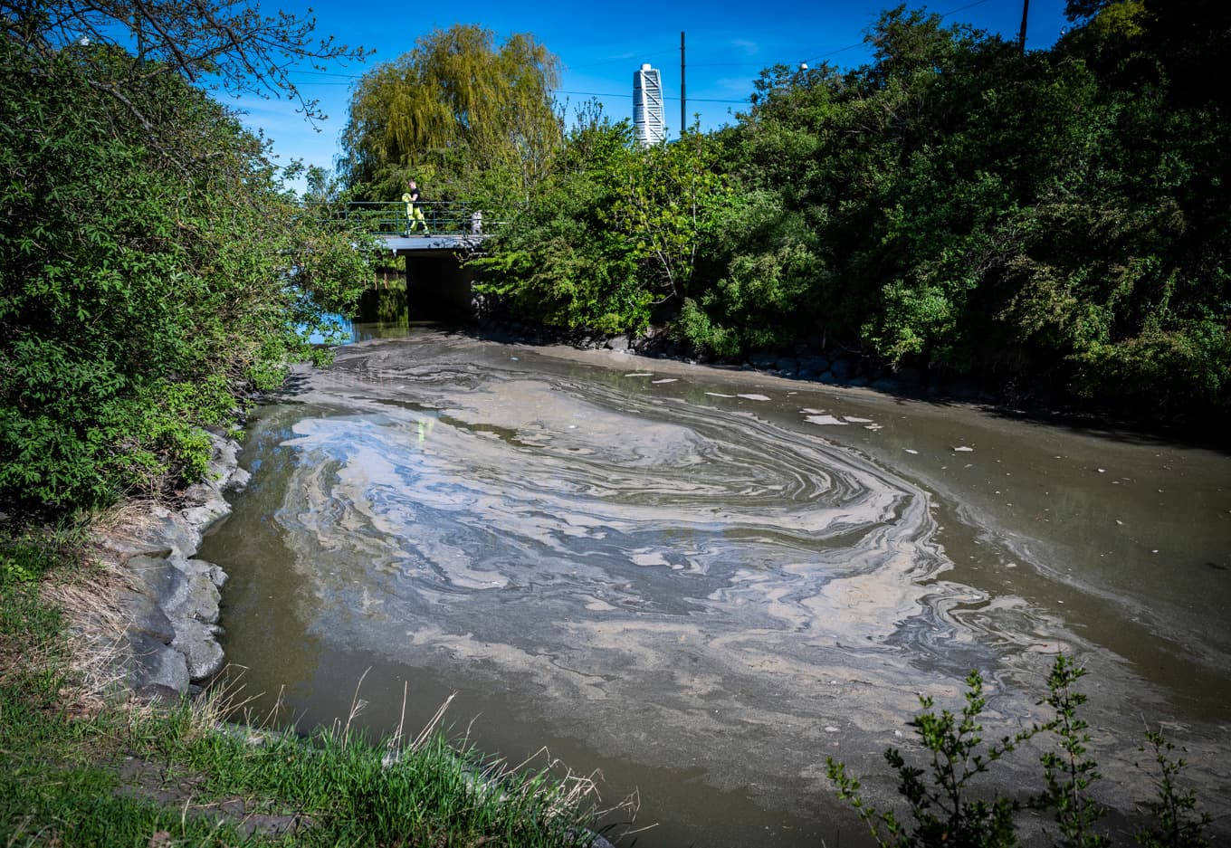 Avfall sugs upp från kanalen i Malmö efter läckan. Bild från 8 maj. Foto: Johan Nilsson/TT