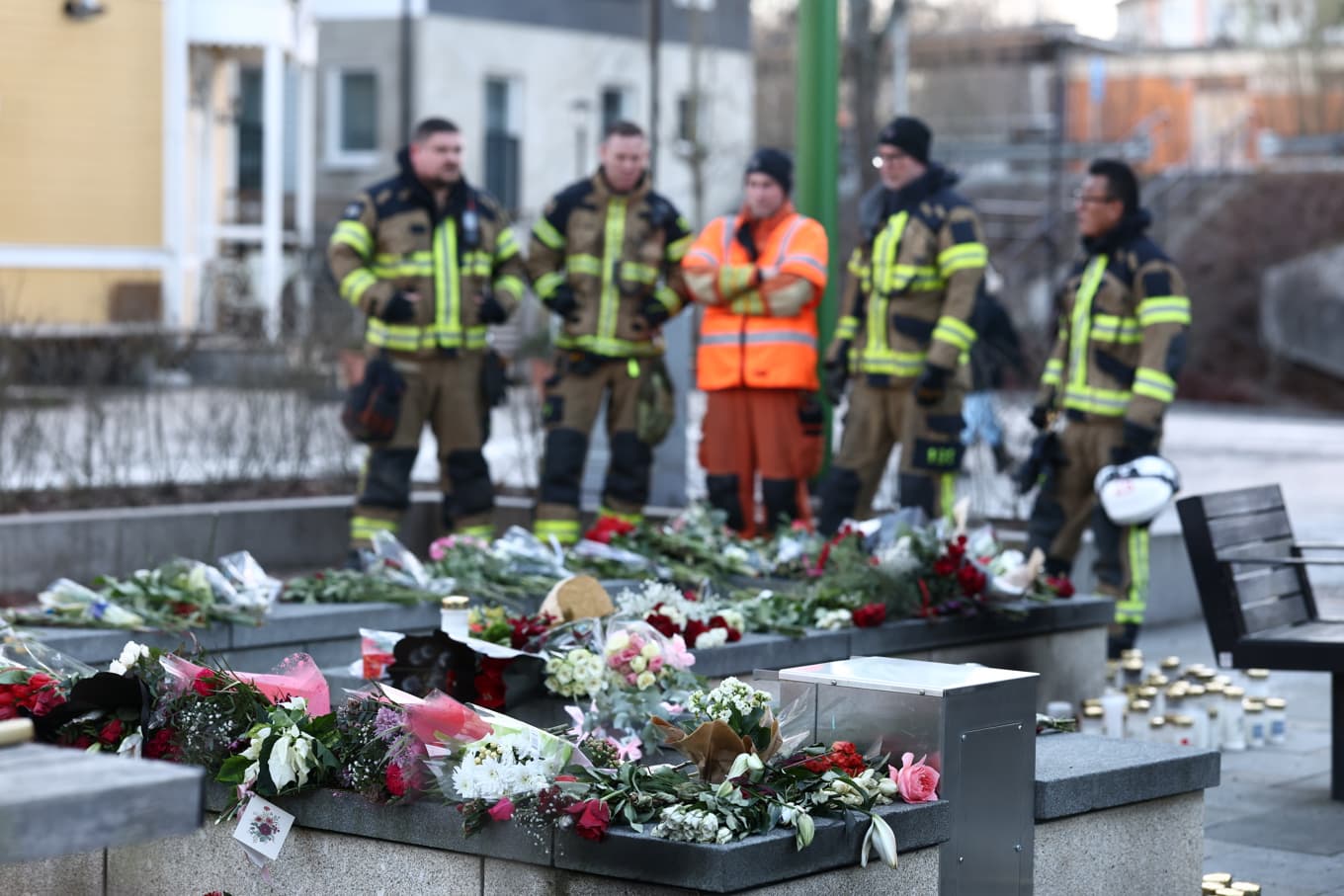 Den misstänkte Rönningemördaren bytte namn flera gånger. På bilden minnesplatsen för kvinnan vid Rönninge torg i Salem. Foto: Nils Petter Nilsson/TT