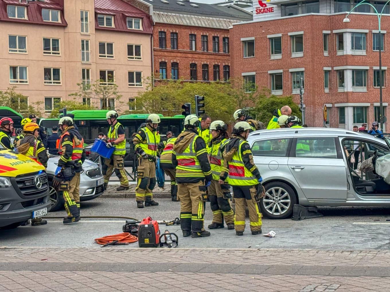 Polis och räddningstjänst på plats efter en allvarlig olycka i centrala Malmö där en tonårsflicka miste livet. Foto: Mikael Nilsson/TT