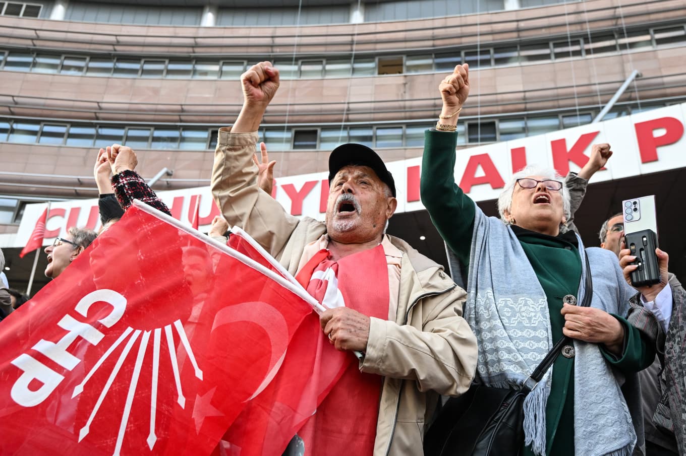Anhängare till Turkiets största oppositionsparti, CHP, utanför partihögkvarteret i Ankara på fredagseftermiddagen. Foto: Gunsu Ozmen/AP/TT