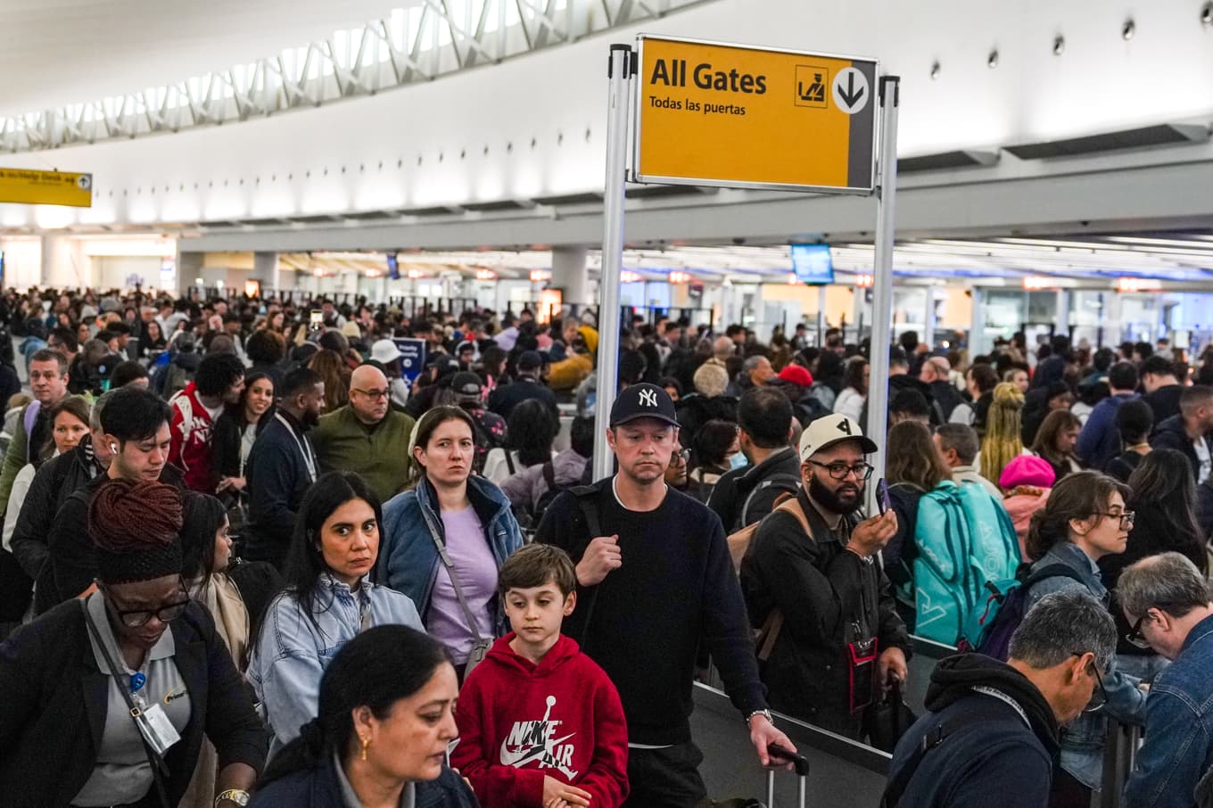 Människor på New York-flygplatsen JFK. Arkivbild. Foto: Ryan Murphy/AP/TT