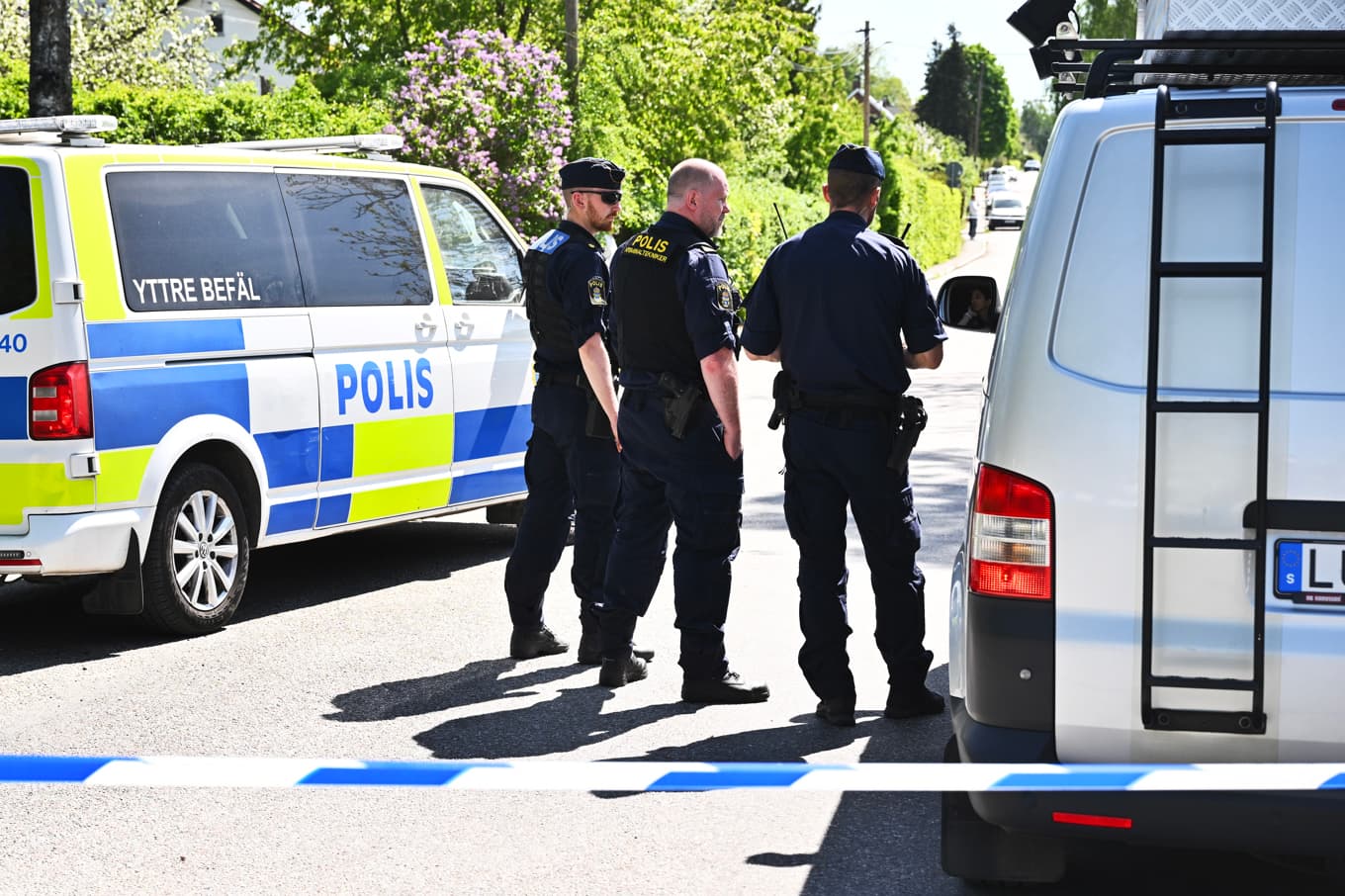 Polis och polisens kriminaltekniker på plats efter lördagens skottlossning vid en villa i Älvsjö. Foto: Claudio Bresciani/TT