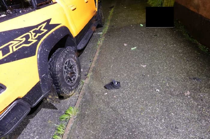 En sko i närheten av detonationsplatsen i Östberga i augusti förra året. Bild från polisens förundersökning. Foto: Polisen