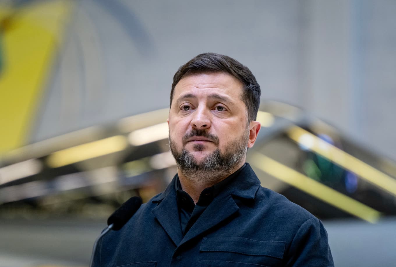 Ukrainas president Volodymyr Zelenskyj fotograferad på Upplands flygflottilj F16 i Uppsala under torsdagens Sverigebesök. Foto: Christine Olsson/TT