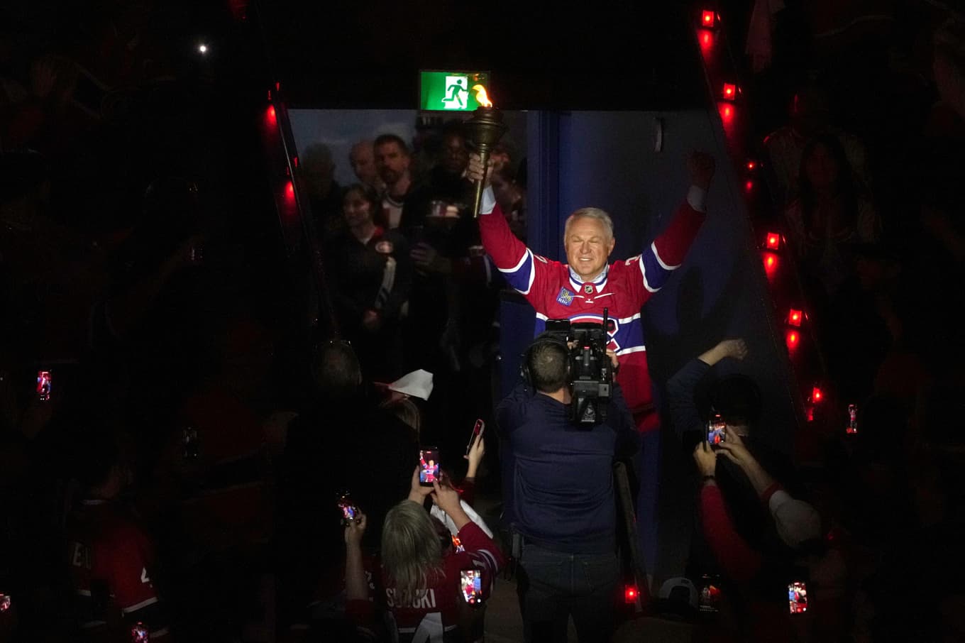 Claude Lemieux bär in en fackla under Montreals semifinalmatch mot Carolina, tre dagar innan han dog. Foto: Christinne Muschi/AP/TT