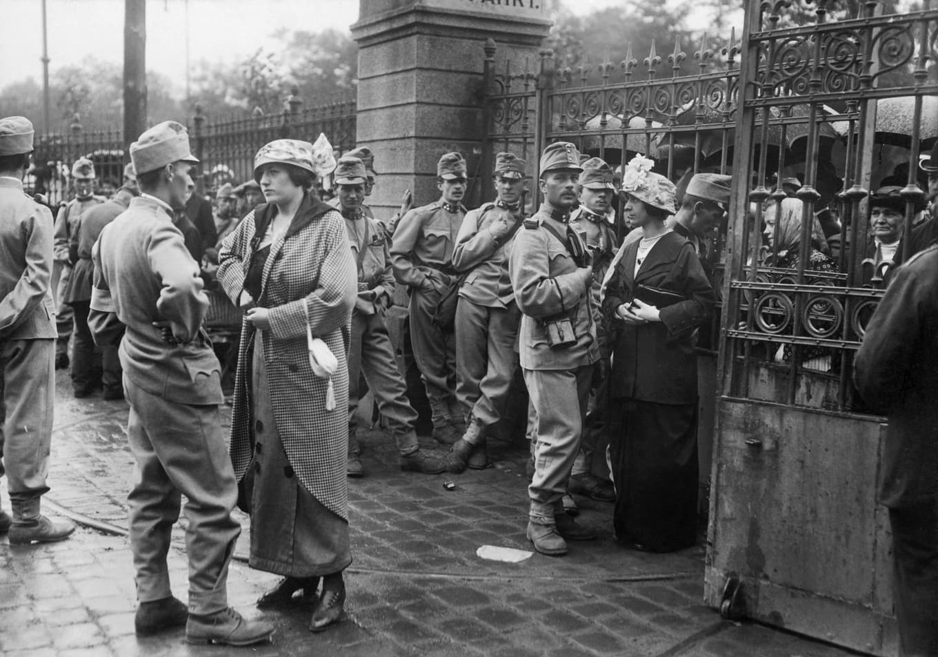 Soldater i Wien, på väg ut i första världskriget, 1915. Foto: Paul Thompson/FPG/Getty Images