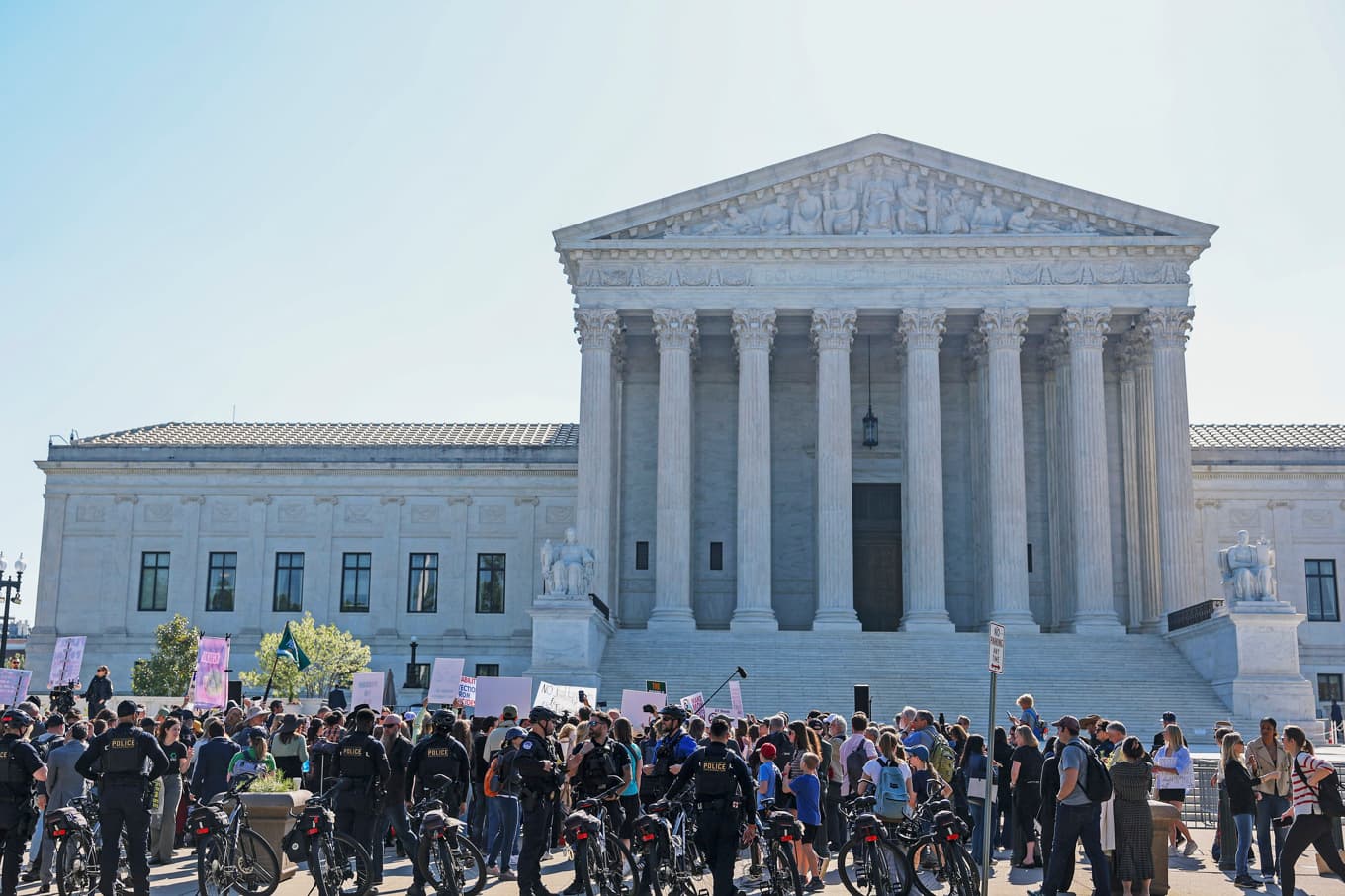 Demonstranter framför Högsta domstolen i Washington DC den 27 april under förhandlingarna. Foto: Tasos Katopodis/Getty Images