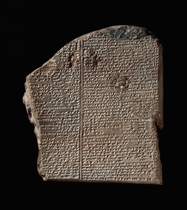 Lertavla med text i kilskrift, innehållande en del av Gilgamesheposet. Foto: Wikimedia Commons