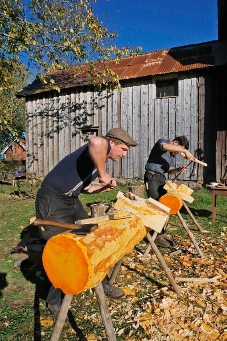 Magnus Jakobsson drivs av nyfikenhet och brinner för det handgjorda. Här undersöker han det näst intill utdöda hantverket att tälja träskor.
Foto: Privat