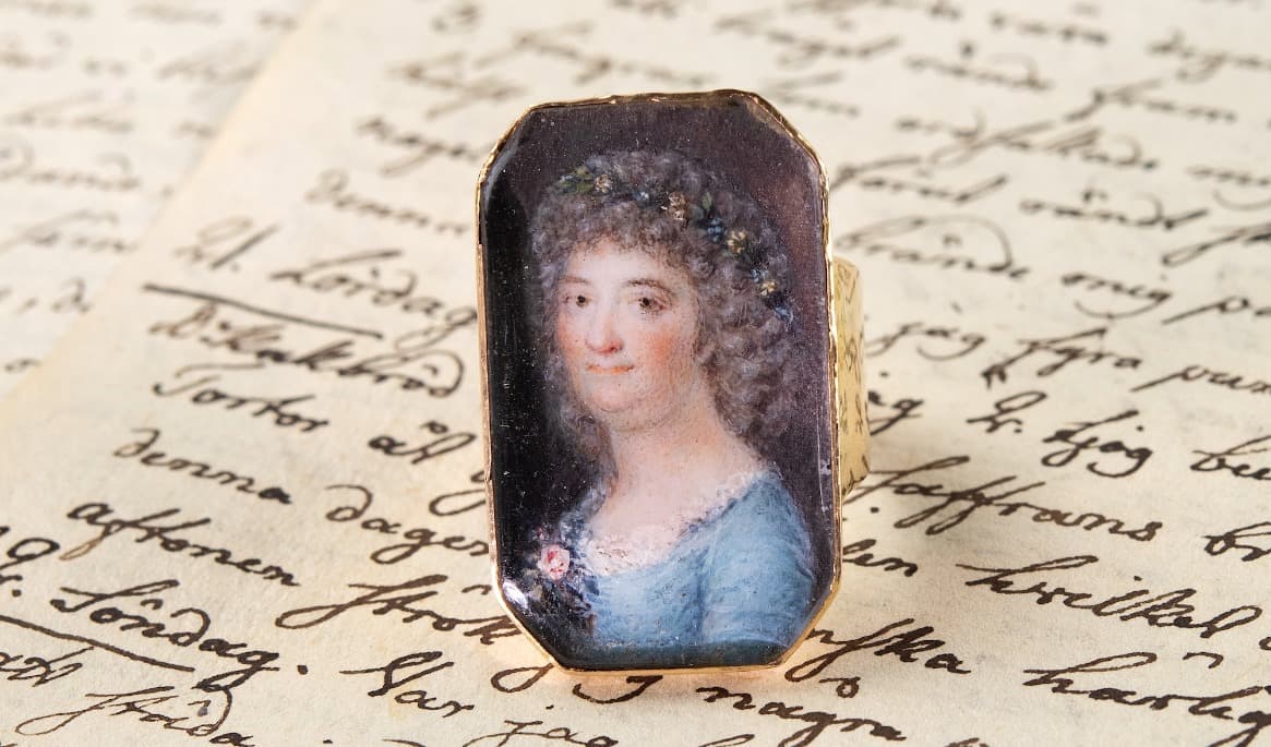Märta Helena Reenstiernas, Årstafruns, ring med hennes porträtt tillsammans med sidor ur hennes dagbok som nu finns att läsa i digital form. Foto: Peter Segemark/Nordiska museet