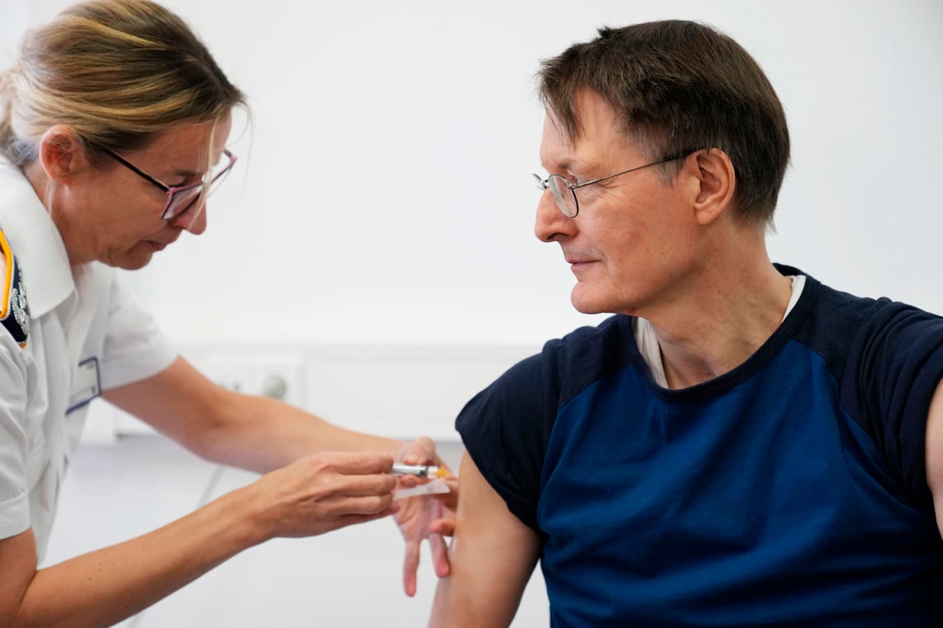 Österåkers kommun norr om Stockholm blir först i landet med att erbjuda gratis vaccin mot bältros för sina äldre invånare.
Foto: Ebrahim Noroozi/AP/TT