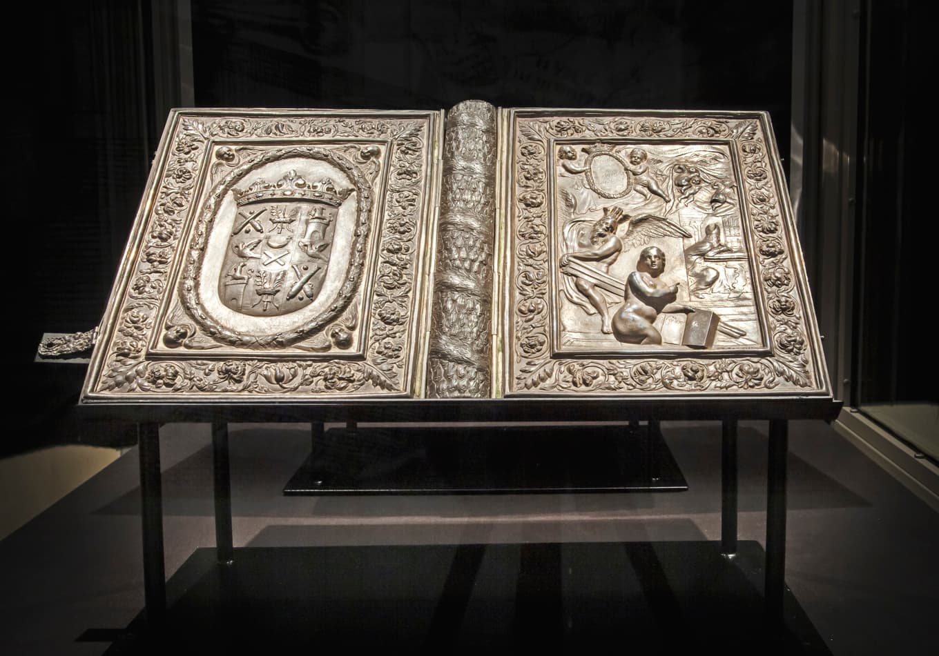 Den silverpärm som Magnus Gabriel de la Gardie lät tillverka till Silverbibeln efter att han 1662 köpt tillbaka den till Sverige för 400 riksdaler. Hur bibelns ursprungliga pärmar såg ut är inte känt.
Foto: Magnus Hjalmarsson/Uppsala universitetsbibliotek