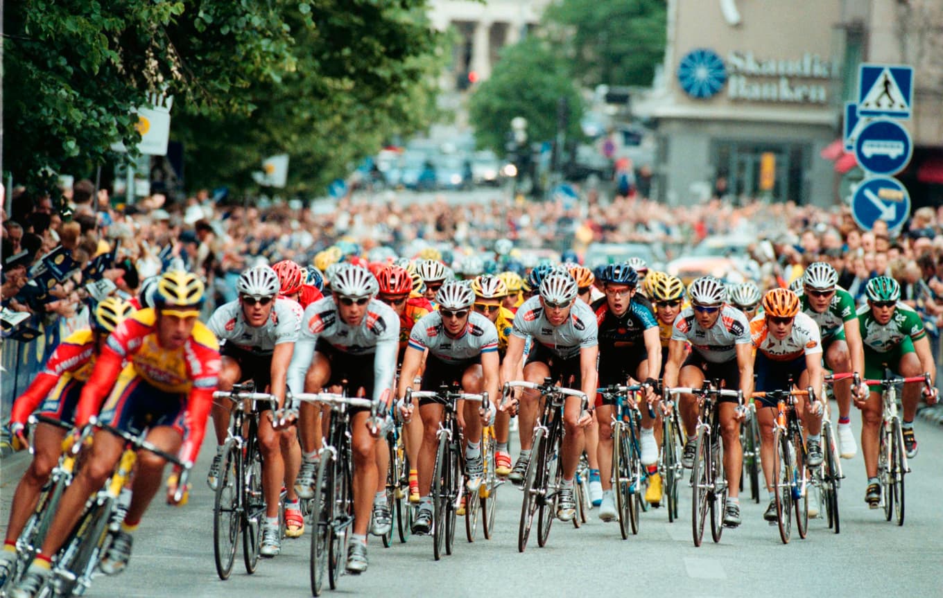 En gång i tiden kunde cykeltävlingar arrangeras inne i våra städer. Här ses en etapp av Postgirot Open avgöras på Hamngatan i Stockholm.
Foto: Magnus Johansson/TT Nyhetsbyrån