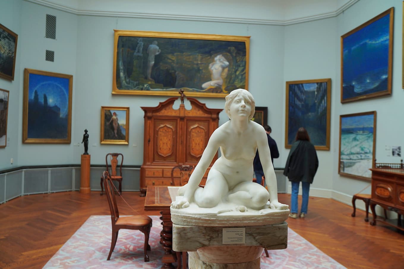 Matsalen rymmer verk av bland andra Anders Zorn, Bruno Liljefors och Gustaf Fjæstad. Skulpturen ”Grodan” är en kopia av Christian Erikssons verk.
Foto: Eva Sagerfors