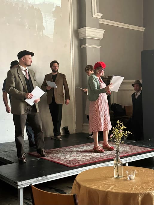 Amatörteatergruppen Teater 5 under generalrepetitionen
i Köpenhamn. Foto: Susanne
Willgren Lamm