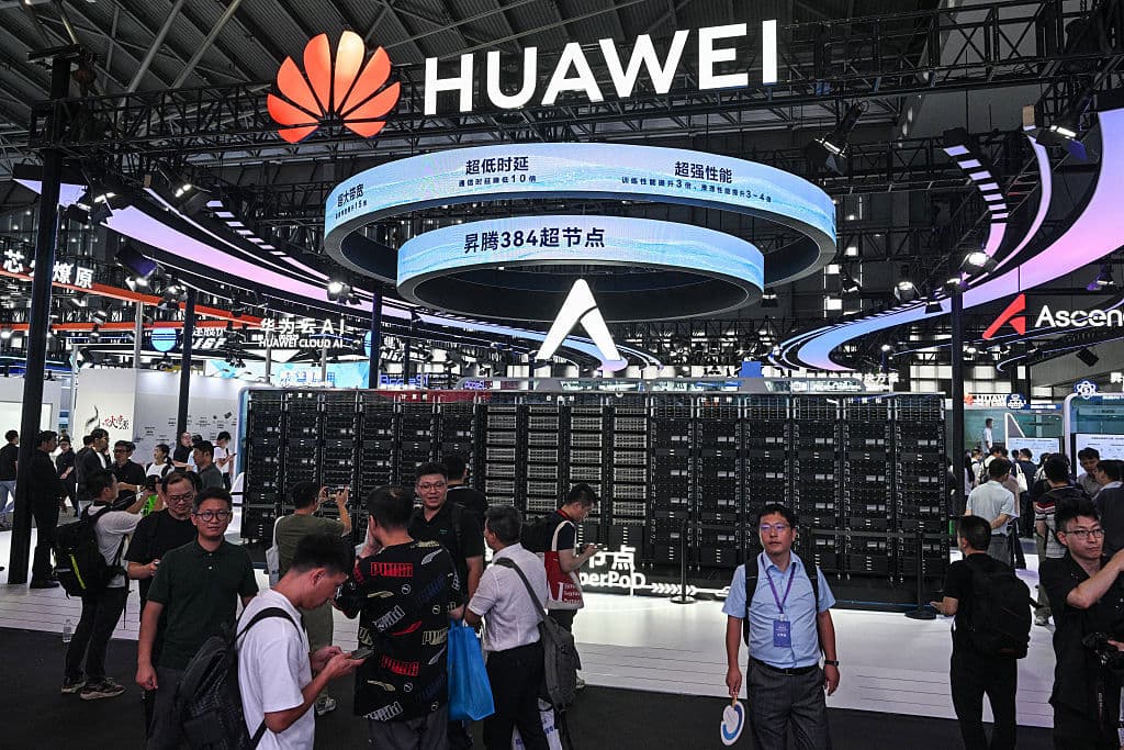 Kinesiska telekomjätten Huawei deltar i en mässa i Shanghai. Företaget får det nu allt kärvare i EU. Foto: Hector Retamal/AFP via Getty Images