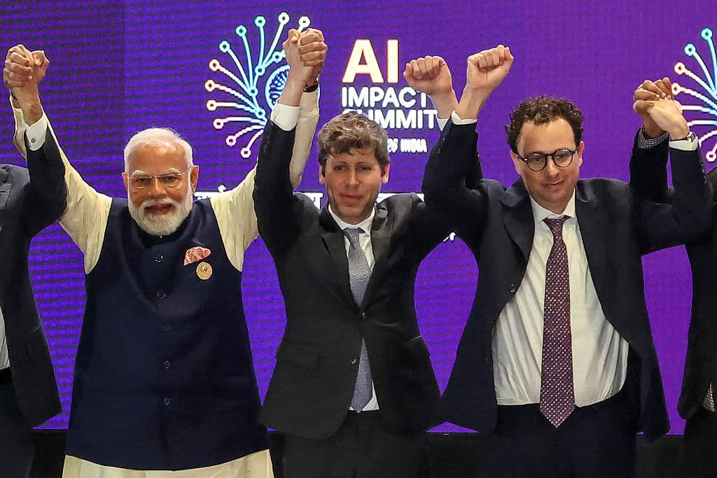 Sam Altman från Open AI (mitten) och Dario Amodei från Anthropic (höger), två av AI-världens mäktigaste, tillsammans med Indiens premiärminister Narendra Modi. Foto: Ludovic Marin / AFP via Getty Images