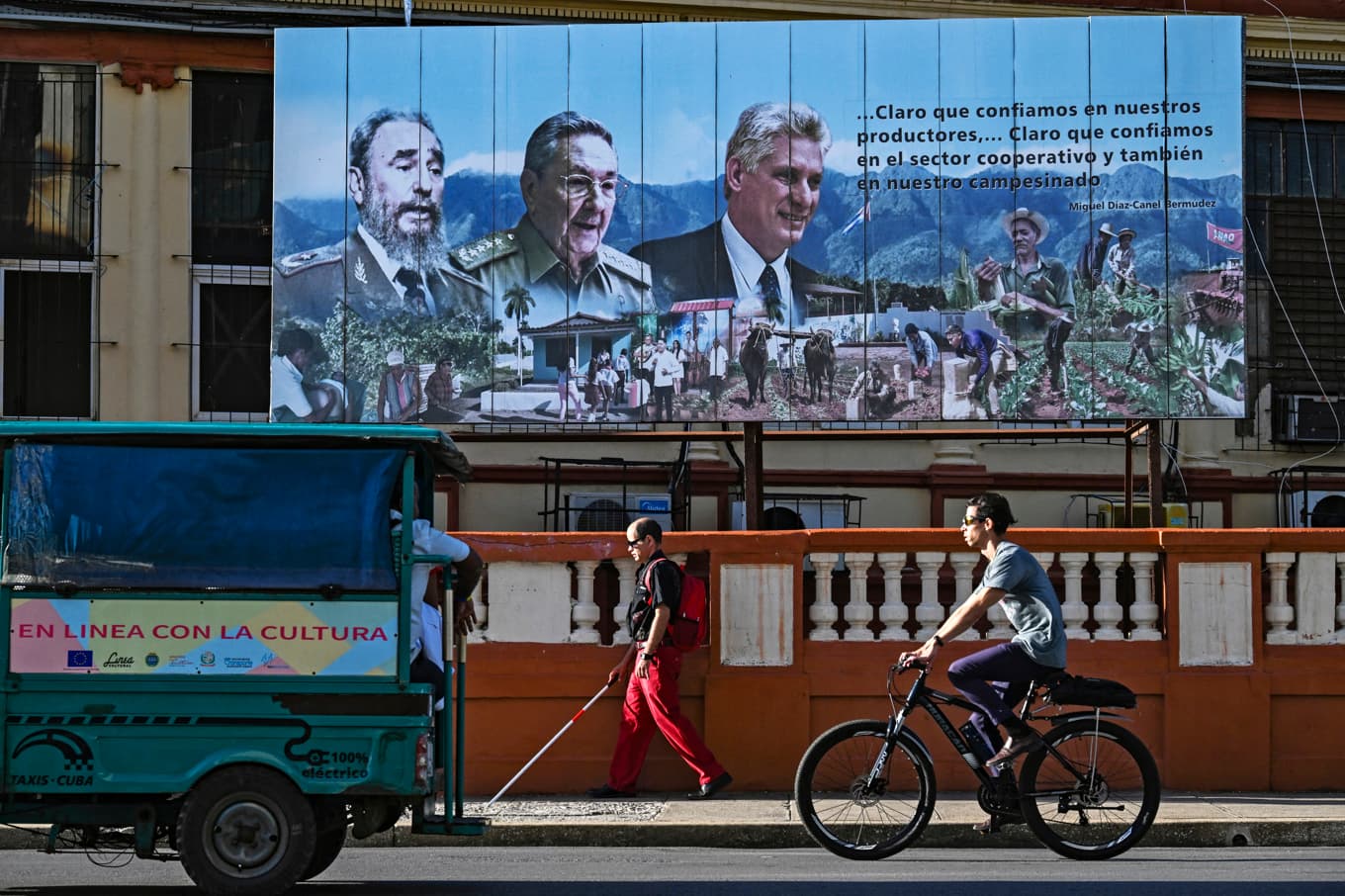 En affisch med (från vänster) Kubas bortgångne ledare Fidel Castro, förre presidenten Raúl Castro och president Miguel Díaz-Canel i Havanna. Foto: Yamil Lage/AFP via Getty Images