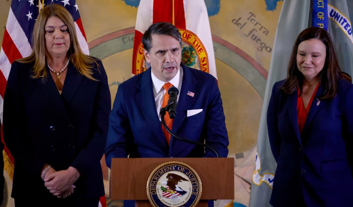 USA:s tillförordnade justitieminister Todd Blanche talar på en pressträff den 20 maj i Miami. Foto: Eva Marie Uzcategui/Getty Images