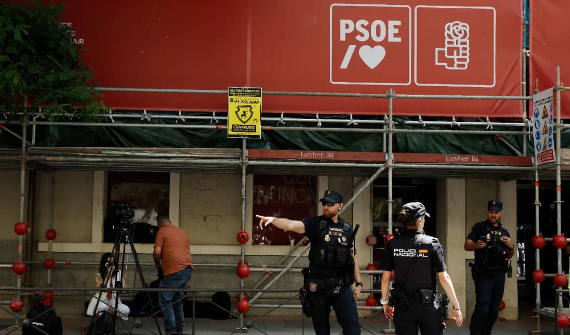 Spansk polis genomför en razzia mot socialistpartiet PSOE:s högkvarter i Madrid den 27 maj. Foto: Oscar del Pozo/AFP via Getty Images