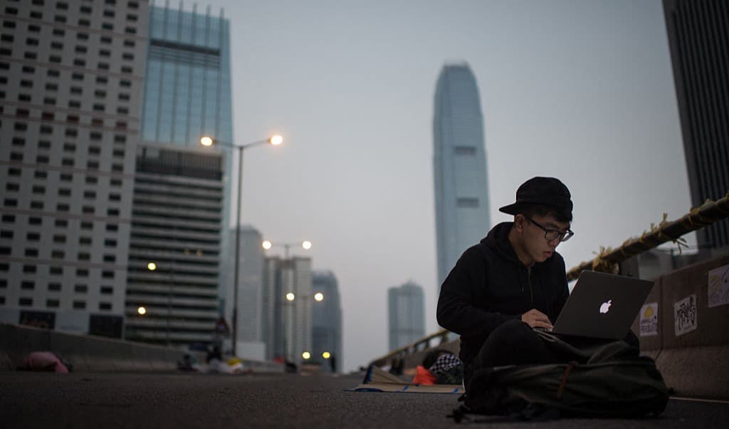 Demokratiaktivist i Hongkong. AI-chatbottar är mer sannolika att ge svar som ligger nära Kinesiska kommunistpartiets narrativ – för att de tränas på så mycket material från statliga medier. Foto: Ed Jones / AFP via Getty Images