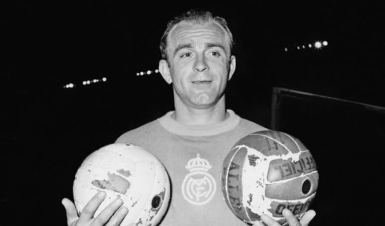 En boll hade varit nog för Alfrédo Di Stéfano, men han ville alltid ha mera.
Foto: AFP via Getty Images