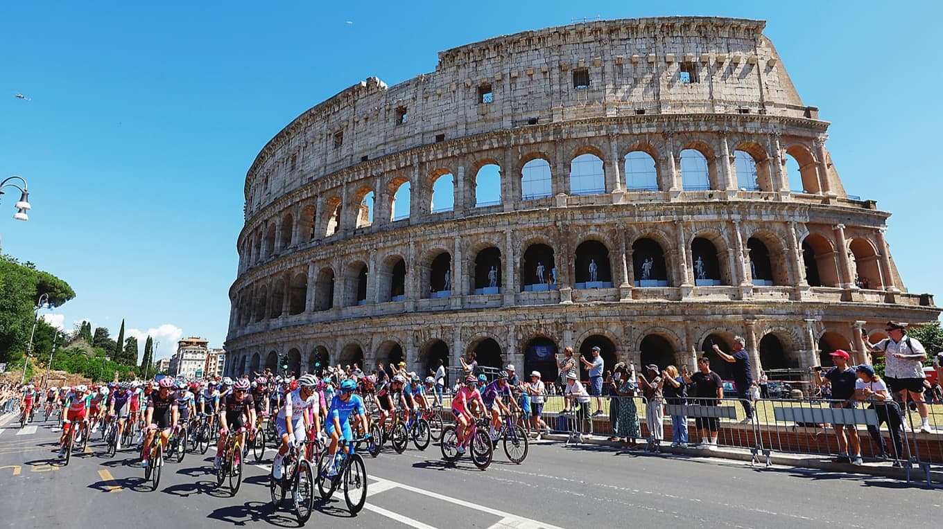 Med målgång på sista etappen i ”Den eviga staden”, Rom, passerar cyklisterna ett och annat historiskt monument. Foto: Luca Bettini/AFP via Getty Images
