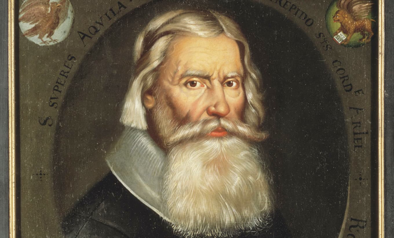 Johannes Bureus blickar ned mot besökaren från en vägg på Gripsholms slott. Målningen gjordes 1627, när han var 59 år gammal, av en konstnär endast känd som J.L. Foto: Nationalmuseum