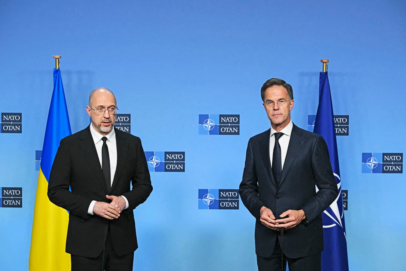 Ukrainas premiärminister Denys Sjmyhal och Natos generalsekreterare Mark Rutte talar under en presskonferens i Natohögkvarteret i Bryssel den 15 oktober 2025. Upprustning blev en angelägen fråga i Europa efter Rysslands invasion av Ukraina.
Foto: Nicolas Tucat/AFP via Getty Images