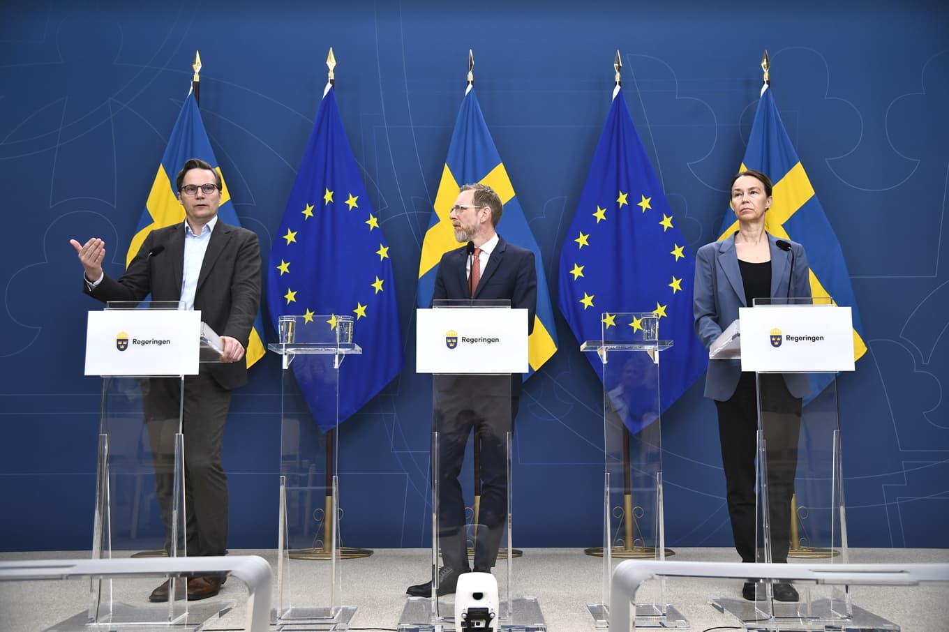 Tillförordnad statsepidemiolog Erik Sturegård, Jakob Forssmed (KD), socialminister, och Olivia Wigzell, generaldirektör Folkhälsomyndigheten under en pressträff om hantaviruset. Foto: Lars Schröder/TT.