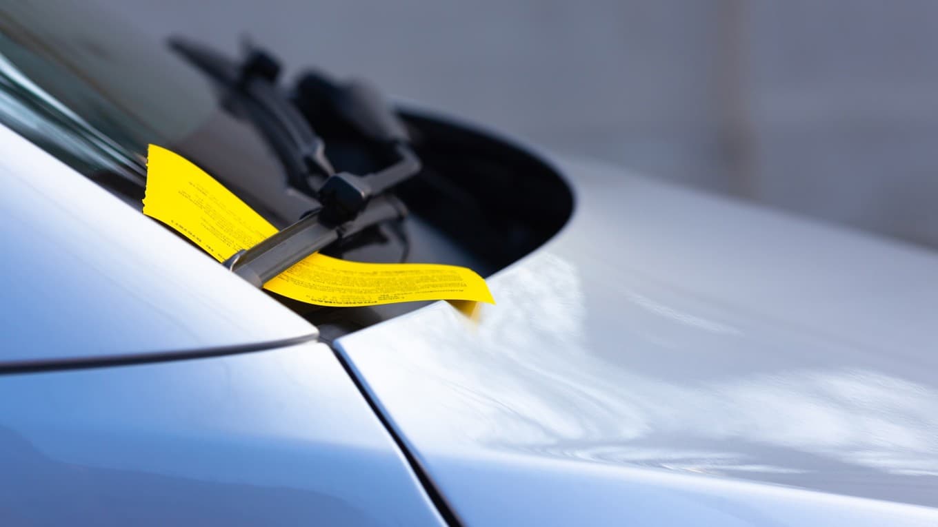 I Västerås har personer upptäckt falska parkeringsböter på sina bilar. Foto: Shutterstock