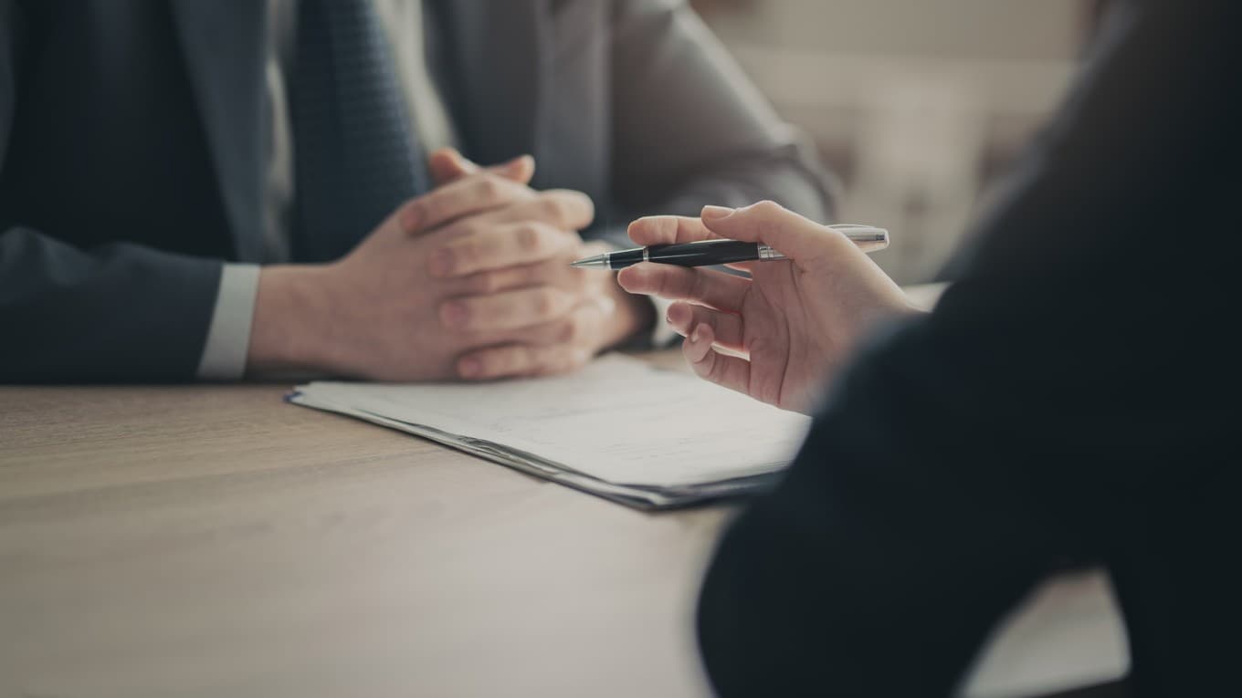Att vara politiskt engagerad kan minska chansen att få jobb, enligt en studie. Forskarna menar att resultaten väcker frågor om hur arbetslivet påverkas av politisk polarisering. Foto: Shutterstock