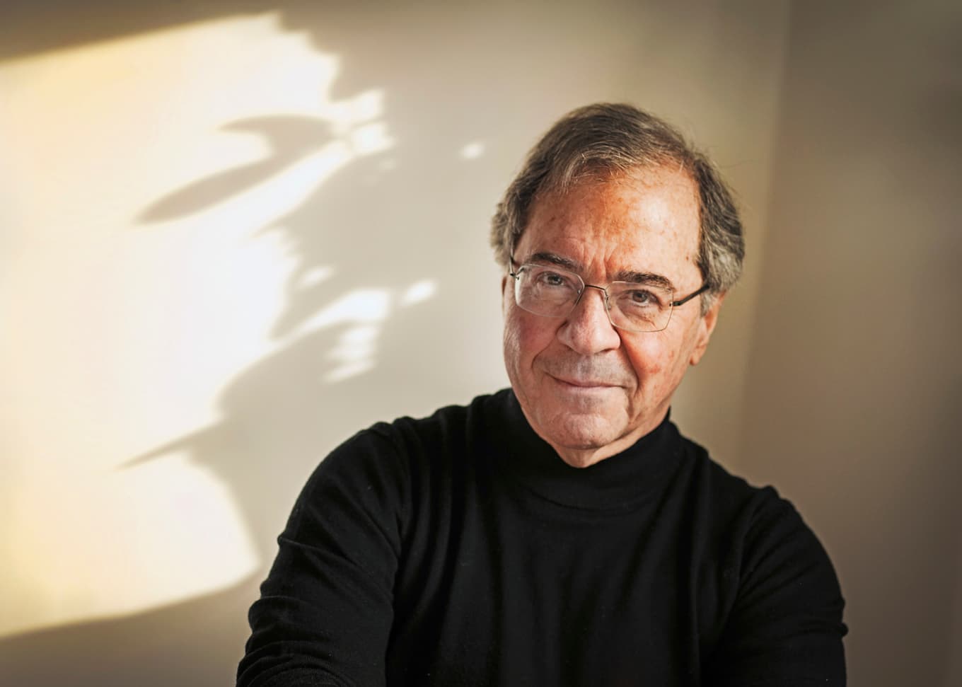 ”Att döma människan till att inte få något sagt utan att det omedelbart förvrängs, missförstås och skapar split och hat, är ett straff värdigt en krets i Dantes helvete”, skriver Göran Rosenberg i bokens titelessä.
Foto: Cato Lein