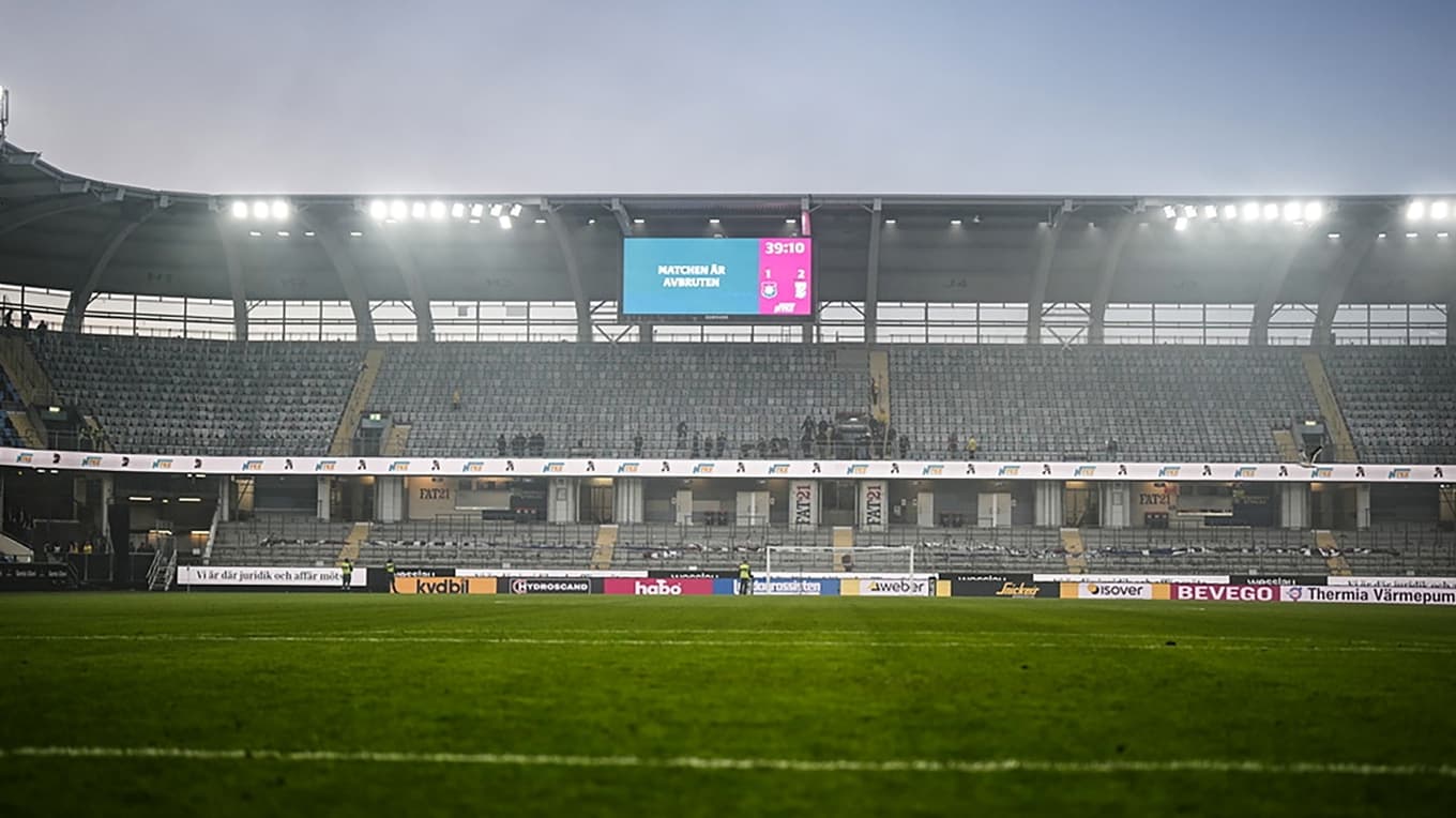 Det var bäddat för fotbollsfest på Gamla Ullevi. Men i stället såg det ut så här sedan derbyt mellan Örgryte IS och IFK Göteborg på måndagskvällen avbrutits eftersom säkerheten inte kunde garanteras. Foto: Björn Larsson Rosvall/TT