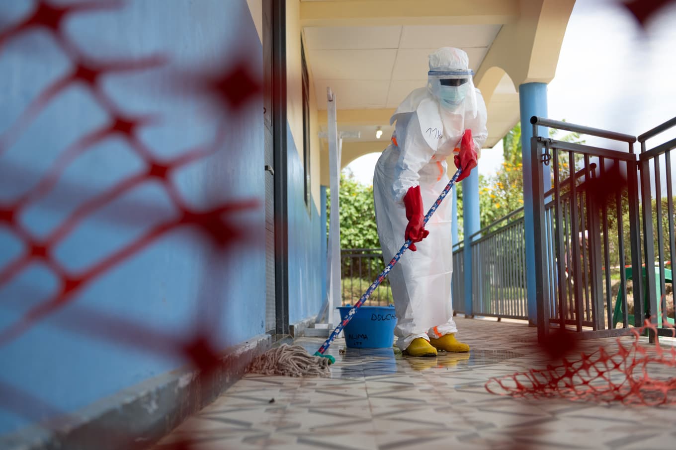 Golvet svabbas vid ett behandlingscenter för ebolasjuka i Rwampara i Kongo-Kinshasa i förra veckan. Foto: Moses Sawasawa/AP/TT