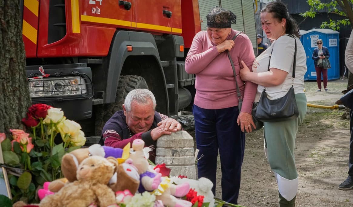 Anhöriga till offren för en rysk attack mot ett bostadshus i Kiev sörjer. Bild från den 15 maj. Foto: Efrem Lukatsky/AP/TT