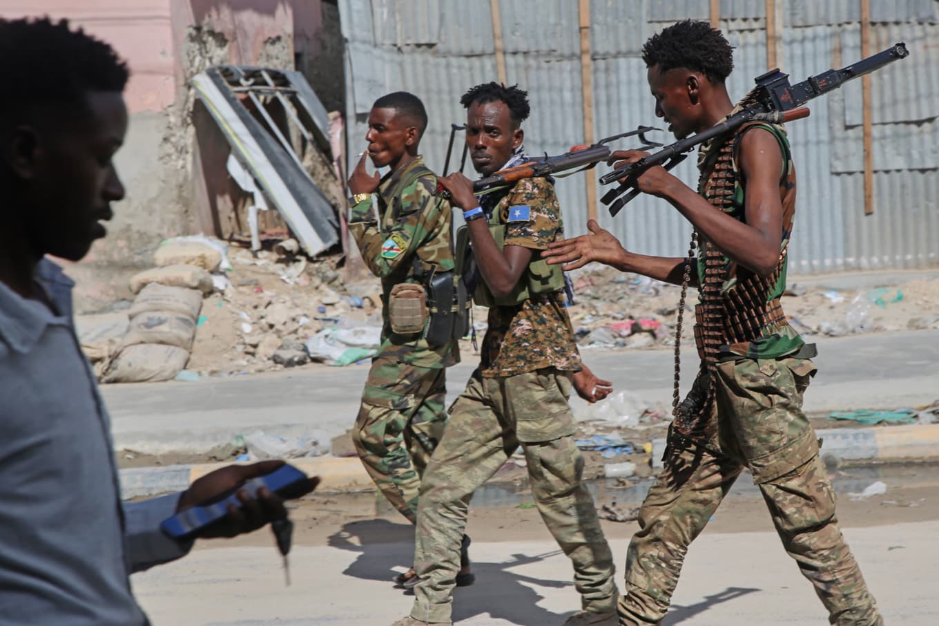 Somaliska soldater patrullerar Mogadishu efter sammandrabbningar mellan statliga säkerhetsstyrkor och oppositionella. Foto: Farah Abdi Warsameh/AP/TT