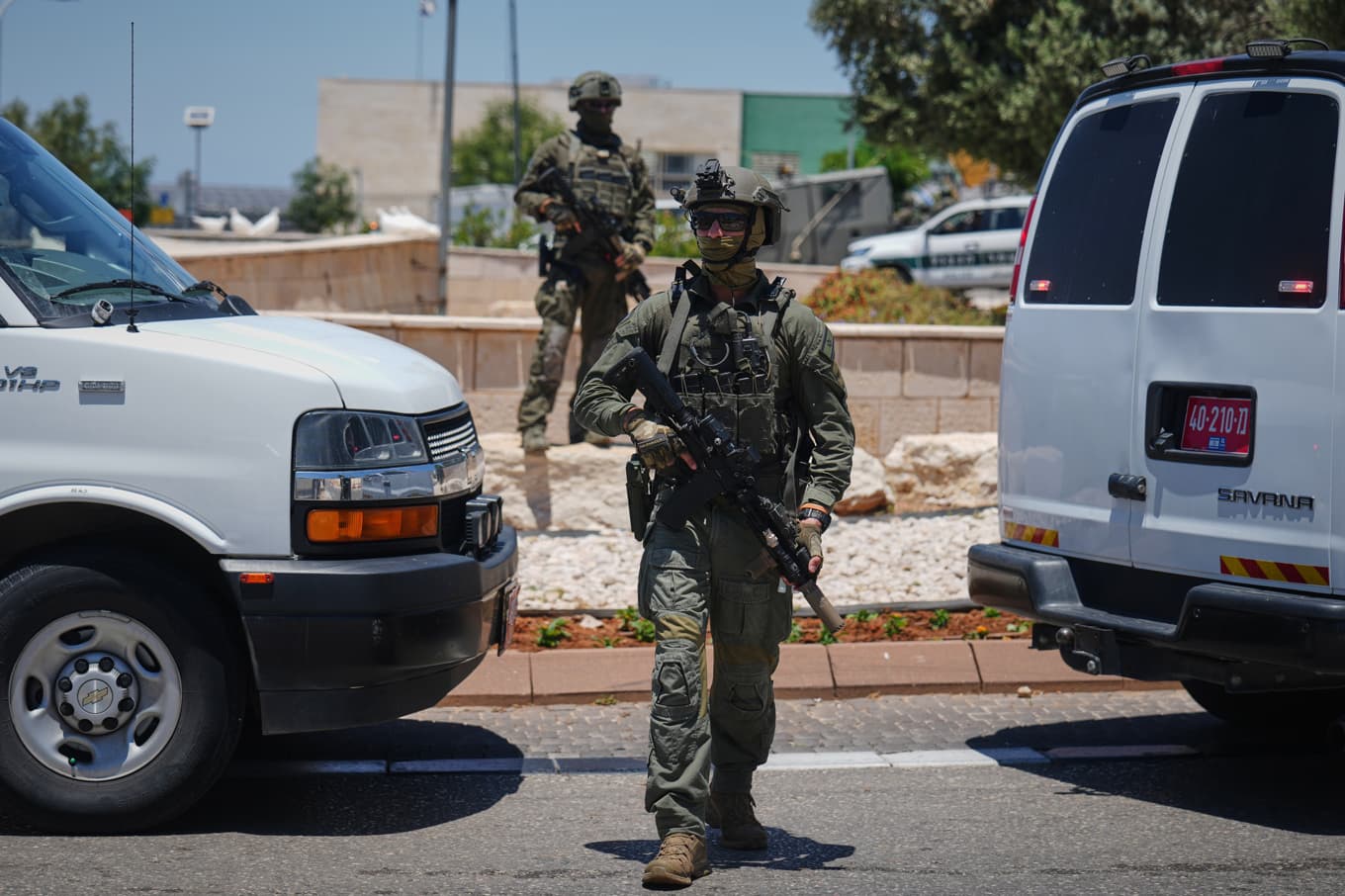Israeliska säkerhetsstyrkor nära Tzur Yitzhak efter söndagens skjutning. Foto: Ariel Schalit/AP/TT