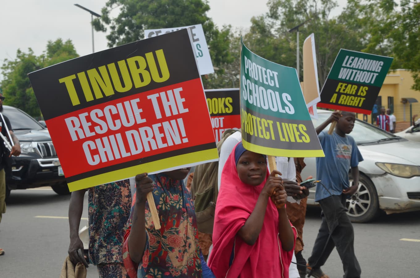 I huvudstaden Abuja protesterade en grupp människor tidigare i veckan mot de återkommande kidnappningarna av nigerianska skolbarn. Foto: Olamikan Gbemiga/AP/TT
