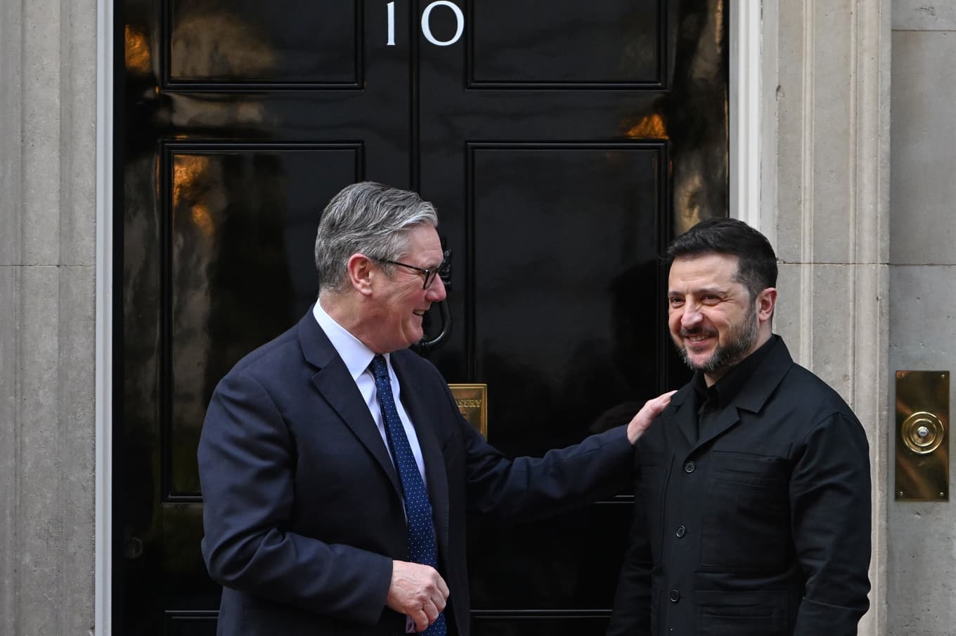 Storbritanniens premiärminister Keir Starmer och Ukrainas president Volodymyr Zelenskyj vid ett tidigare möte på Downing Street, i mars i år. Foto: Thomas Krych/AP/TT