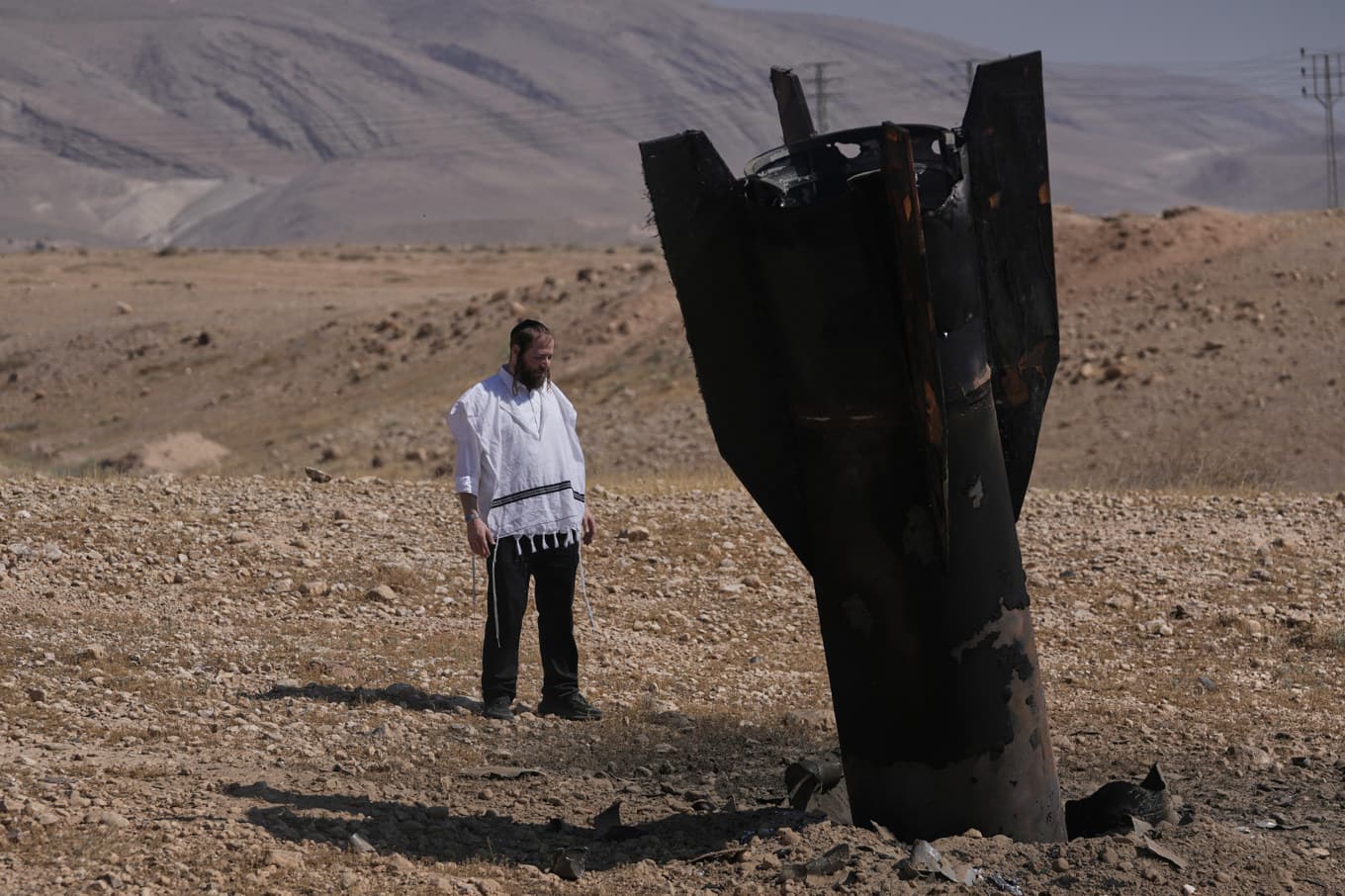 En iransk robot som slagit ned utanför Jeriko på Västbanken på måndagen. Foto: Mahmud Illian/AP/TT