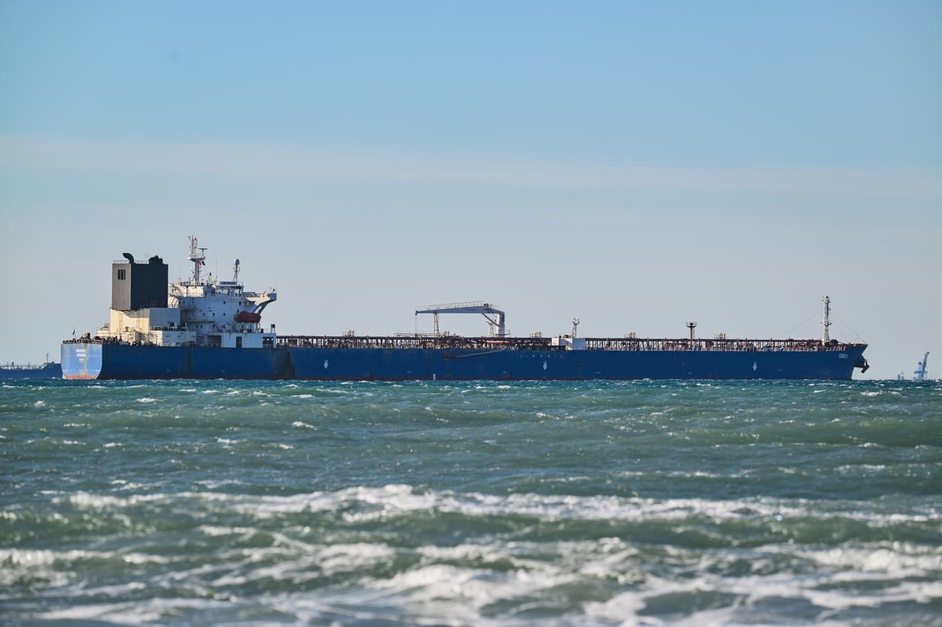 Fler åtgärder mot Rysslands så kallade skuggflotta väntas när EU lägger fram sitt 21:a sanktionspaket mot den ryska krigsekonomin. Bilden visar en beslagtagen rysk oljetanker i Medelhavet i januari. Foto: Philippe Magoni/AP/TT